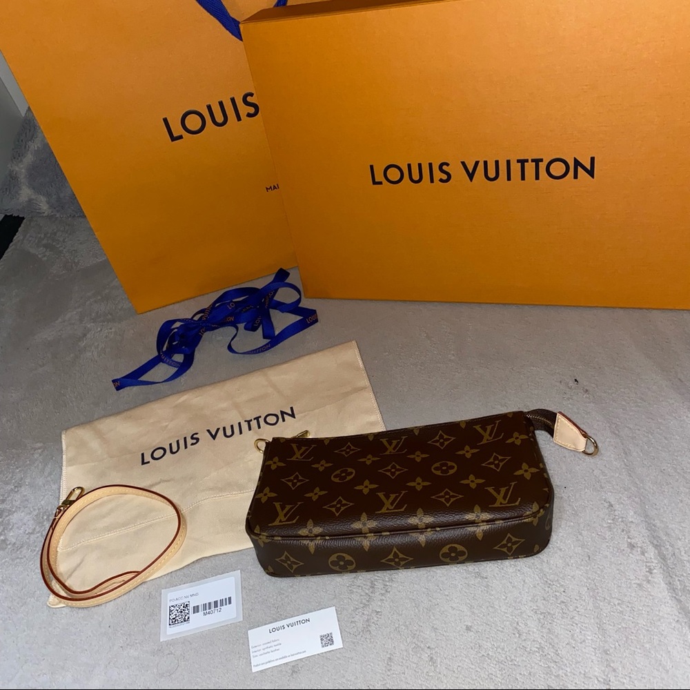 Louis Vuitton Pochette Accessories Shoulder Bag in Monogram - Picture 2 of 7